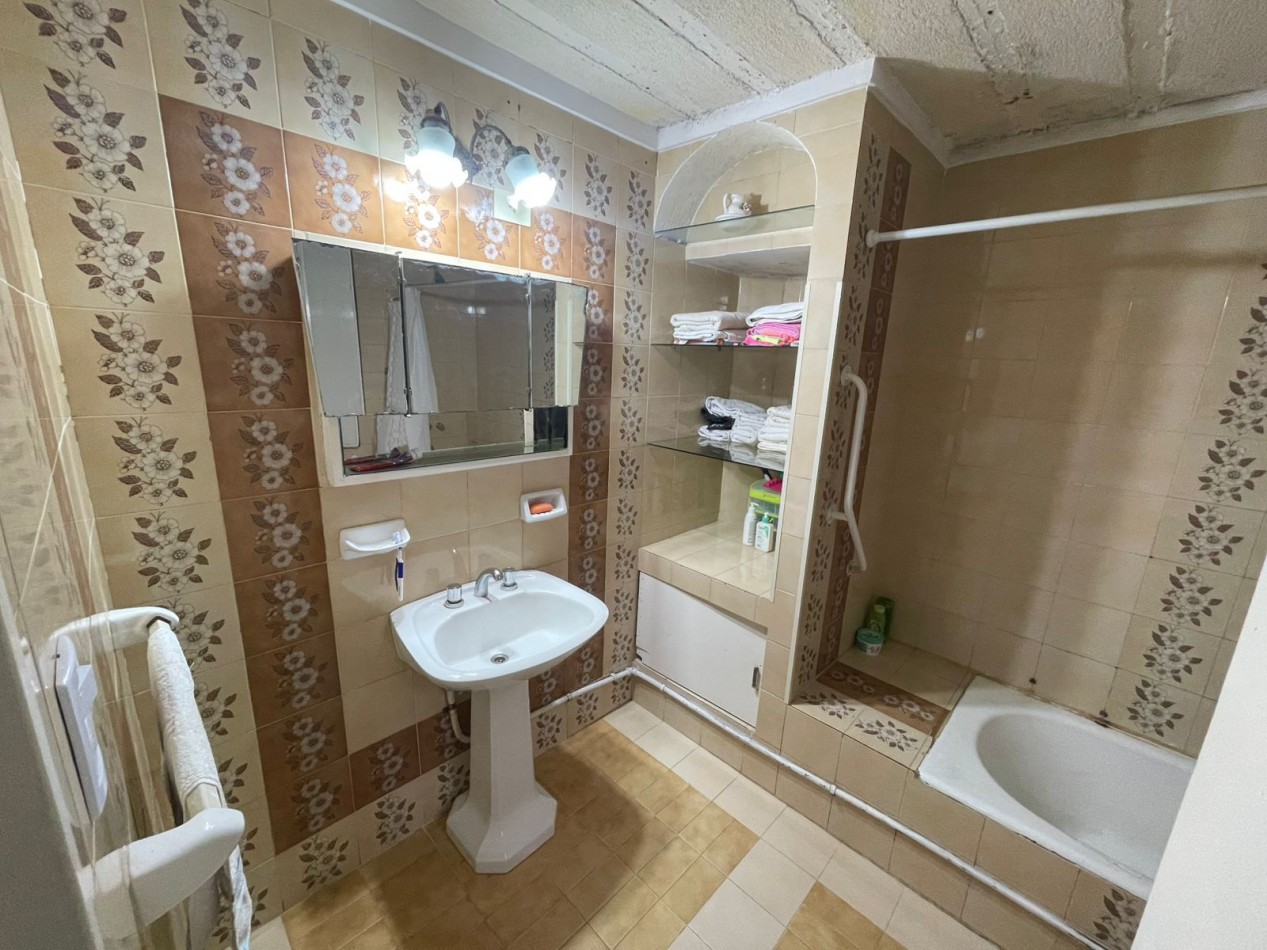 Divina!! casa 4 ambientes con local al frente en inmejorable zona
