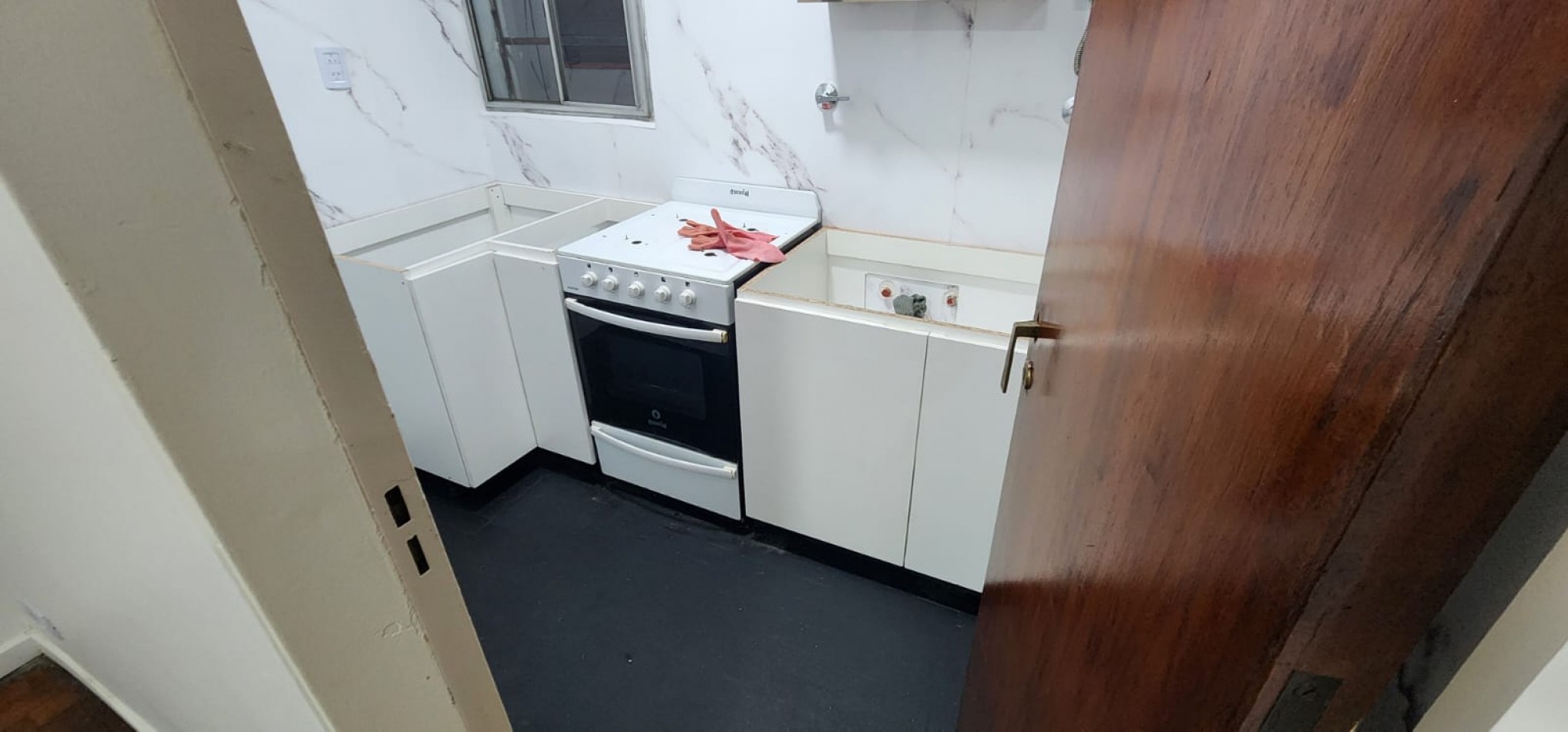 Amplio 3 ambientes cocina y baño a nuevo APTO PROFESIONAL