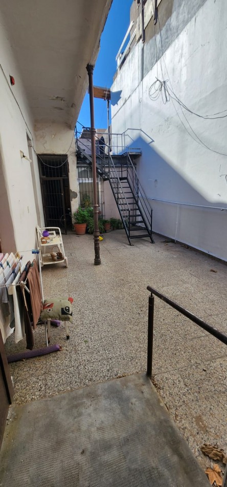 Casa antigua de 8.66 x 25.00 c/ garage 3 habitaciones patio