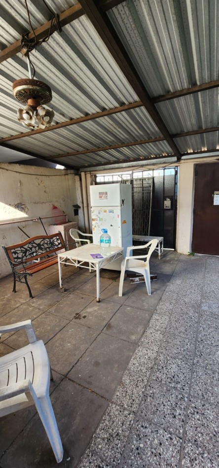 Casa antigua de 8.66 x 25.00 c/ garage 3 habitaciones patio