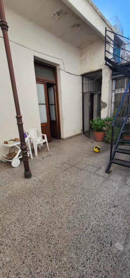 Casa antigua de 8.66 x 25.00 c/ garage 3 habitaciones patio