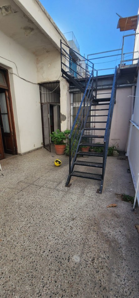 Casa antigua de 8.66 x 25.00 c/ garage 3 habitaciones patio