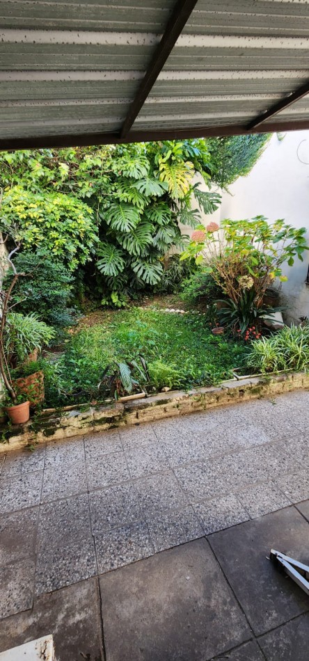 Casa antigua de 8.66 x 25.00 c/ garage 3 habitaciones patio