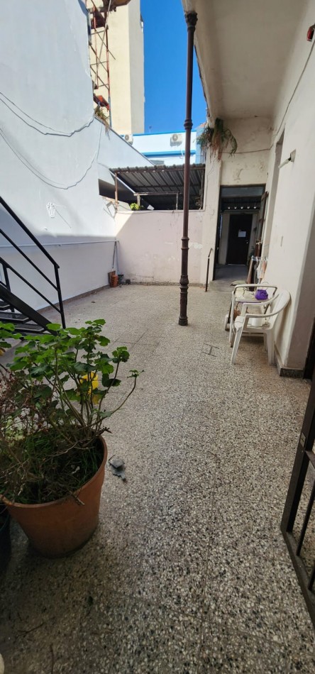 Casa antigua de 8.66 x 25.00 c/ garage 3 habitaciones patio