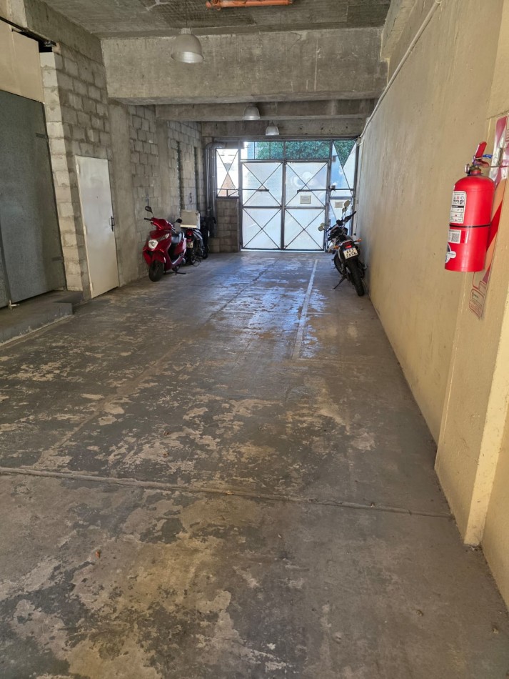 Excelente cochera cubierta y fija en edificio joven bajas expensas mts.Facultad
