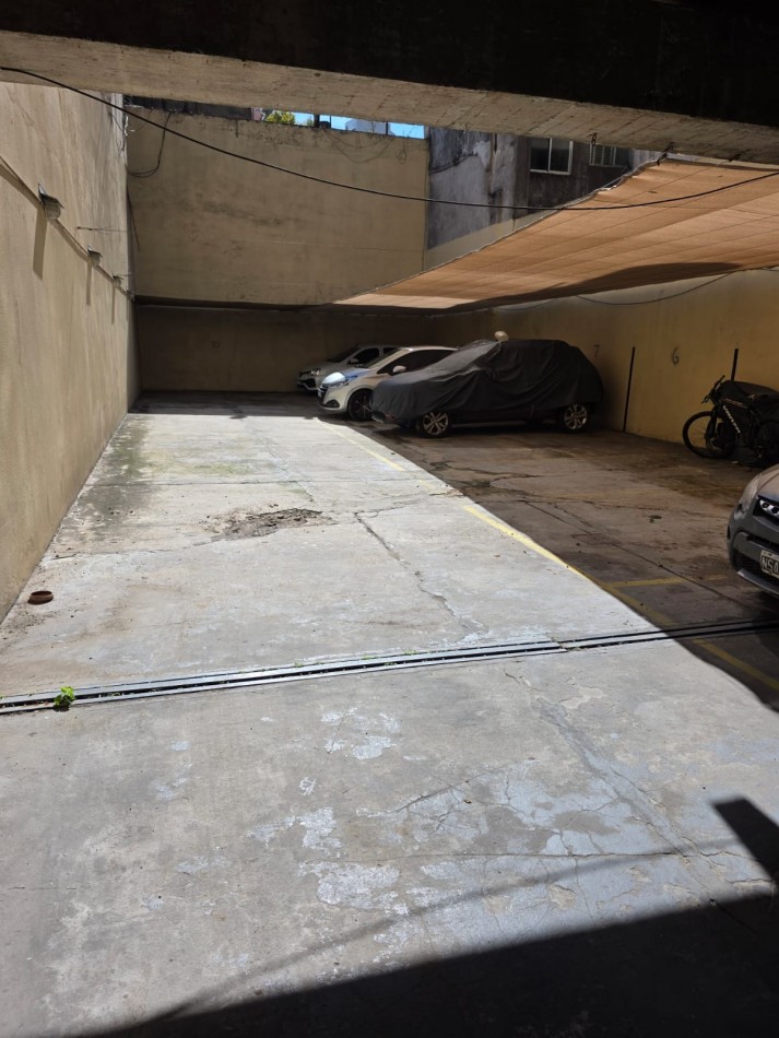 Excelente cochera cubierta y fija en edificio joven bajas expensas mts.Facultad