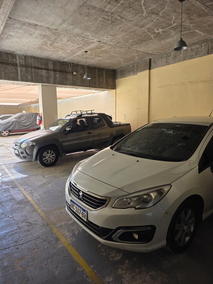 Excelente cochera cubierta y fija en edificio joven bajas expensas mts.Facultad