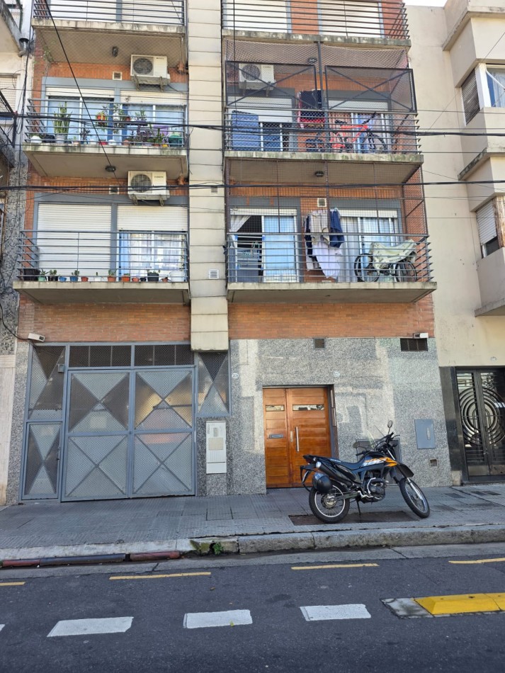 Excelente cochera cubierta y fija en edificio joven bajas expensas mts.Facultad