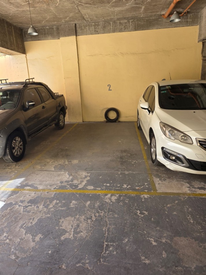 Excelente cochera cubierta y fija en edificio joven bajas expensas mts.Facultad